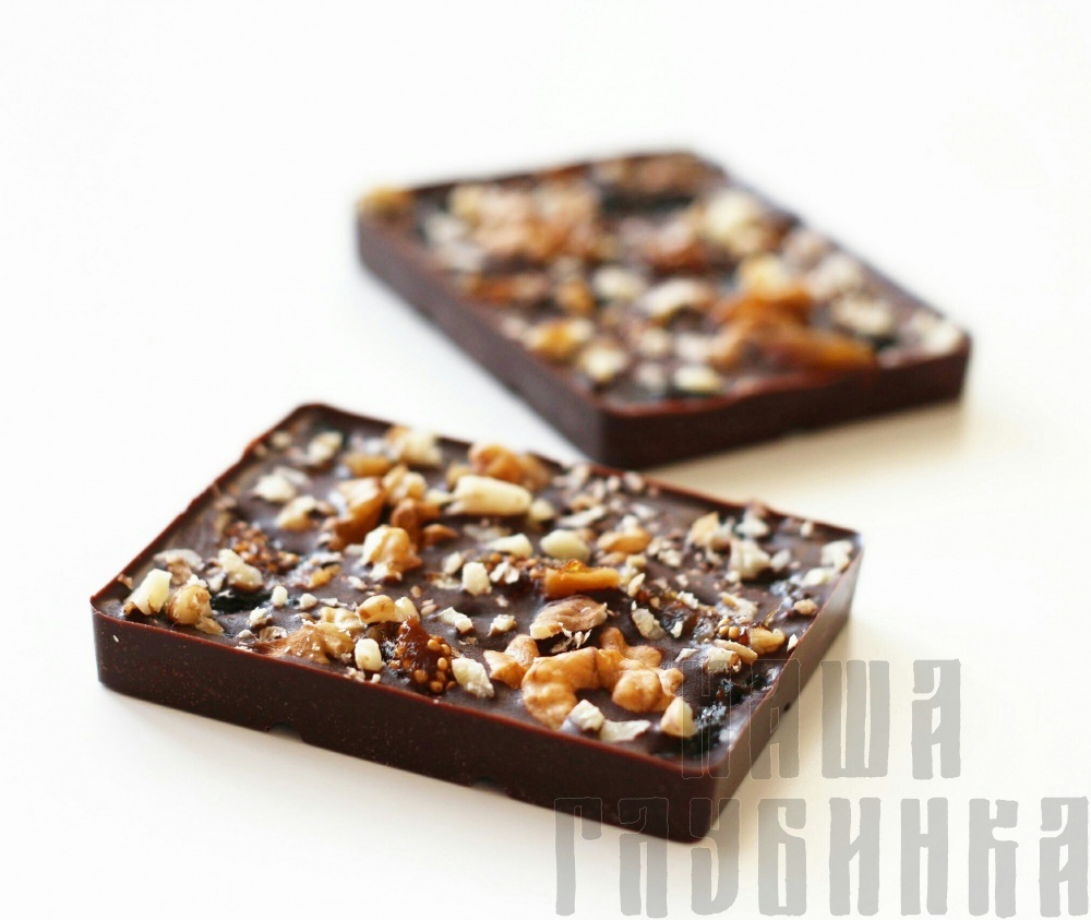 Горький шоколад с черносливом, грецким орехом и инжиром