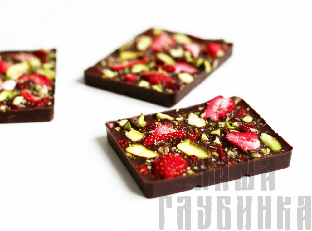 Молочный веганский шоколад с малиной, фисташкой,изюмом и ягодой годжи