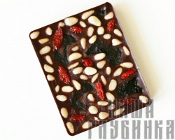 Горький шоколад с черносливом, кедровым орехом и ягодами годжи